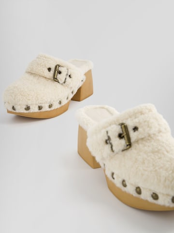 Clogs di Bershka in bianco