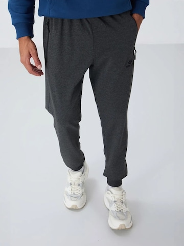 Regular Pantalon de sport Tommy Life en gris : devant
