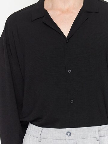 Trendyol Comfort Fit Hemd in Schwarz