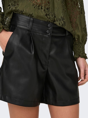 Loosefit Pantaloni con pieghe 'AMILIA' di ONLY in nero