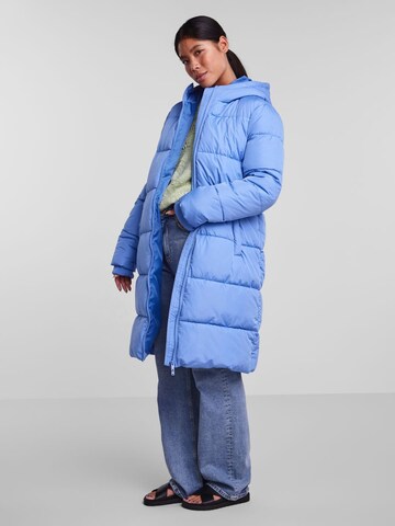 PIECES Płaszcz zimowy 'Bee' w kolorze niebieski