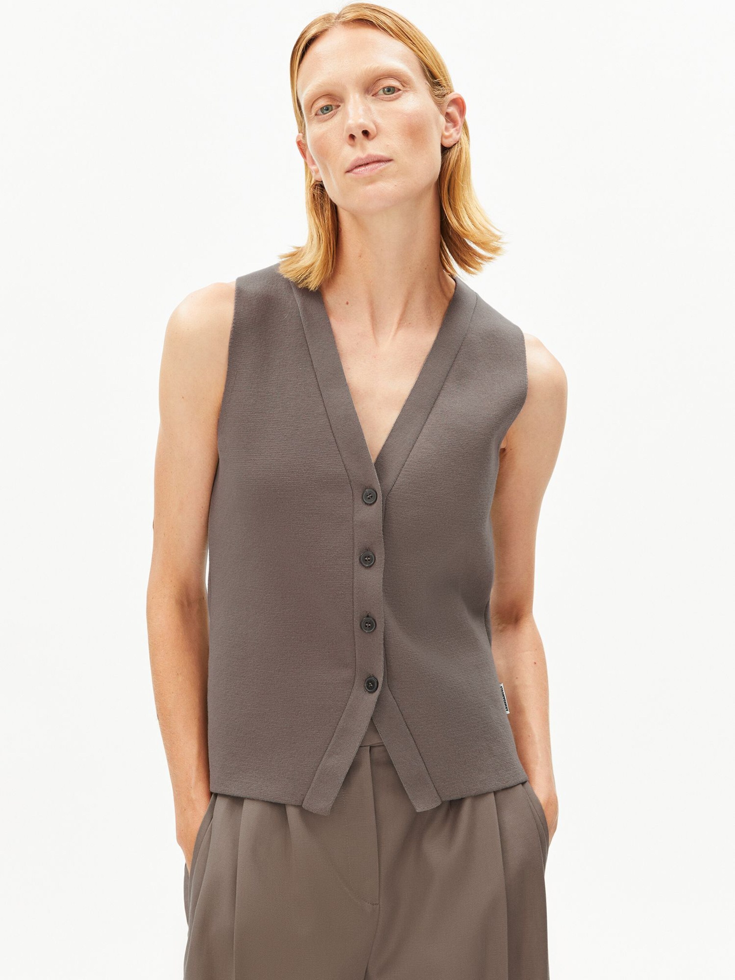 ARMEDANGELS Weste COMPACT BUTTONED in Braun: Vorderseite