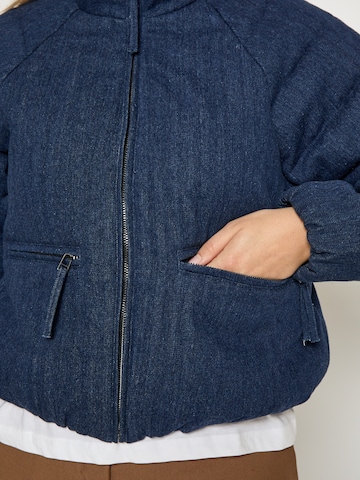 DESIRES Talvitakki 'Ivory' värissä sininen