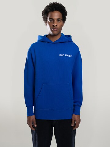 MAD TIGERS Sweatshirt 'Creative Studios' i blå: forside