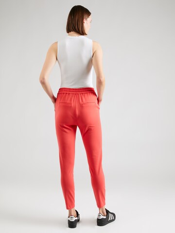 VERO MODA - Tapered Calças com pregas 'Eva' em vermelho