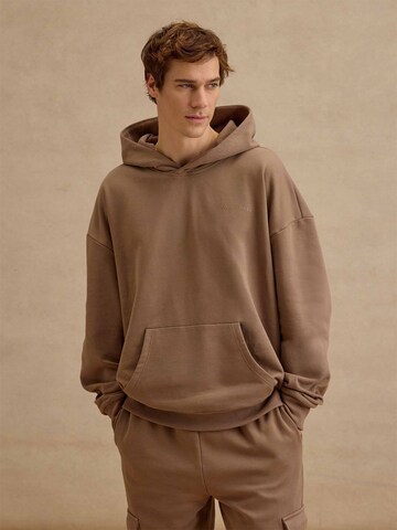 DAN FOX APPAREL Свитшот 'Sebastian' в Коричневый: спереди