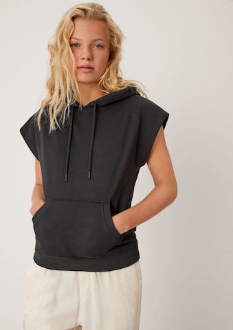 QS Sweatshirt in Zwart: voorkant