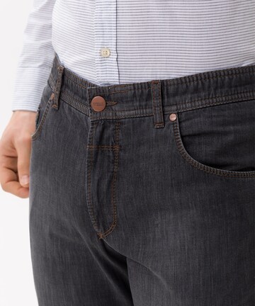 BRAX Regular Jeans in Grau