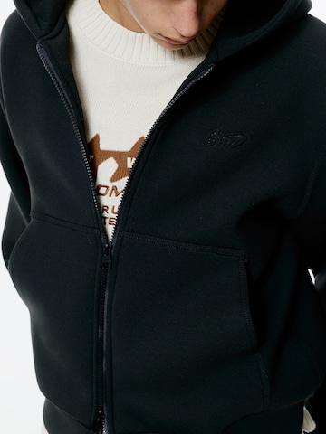 Pull&Bear Collegetakki 'STWD' värissä musta