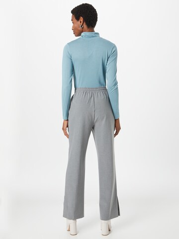 Regular Pantalon à plis 'Rumi' Gina Tricot en gris