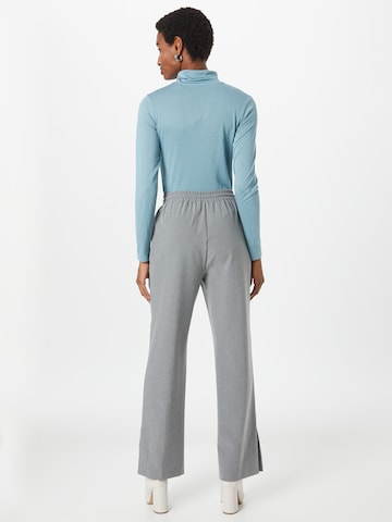 Gina Tricot Regular Trousers with creases 'Rumi' in Grey