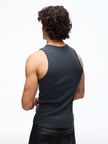 Tricou de la Bershka pe albastru