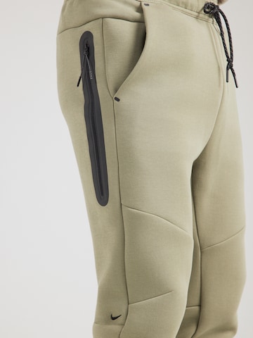 Nike Sportswear Tapered Nadrág 'TCH FLC' - zöld