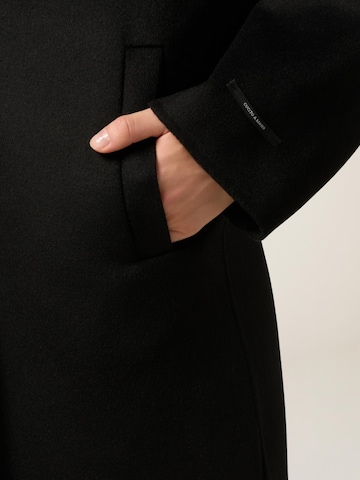 Cappotto invernale di oltre in nero