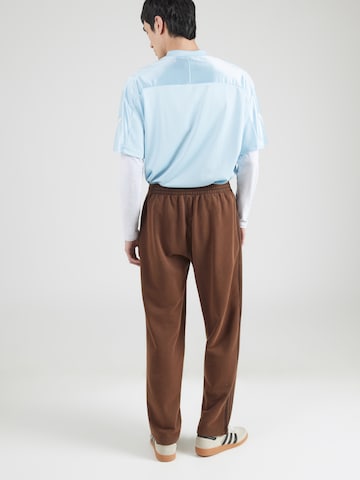 ADIDAS ORIGINALSLoosefit Hlače 'Premium Essentials' - smeđa boja