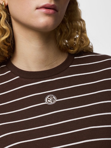 Maglietta 'PCSADIE BARREL' di PIECES in marrone