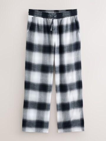 Next Pitkä pyjama värissä musta