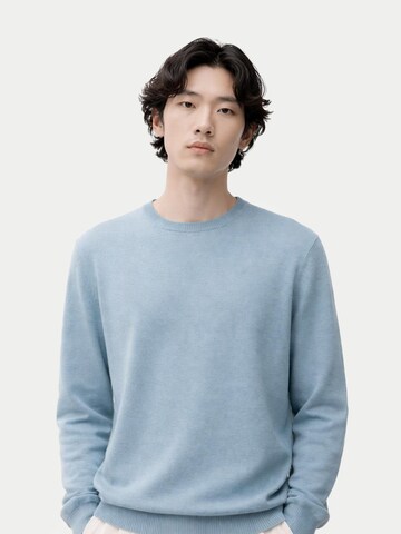 GOBI Cashmere Svetr 'Men's Essential Crewneck Cashmere Sweater' – modrá: přední strana