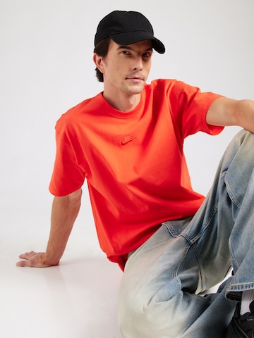 Nike Sportswear - Camisa 'Premium Essentials' em vermelho: frente
