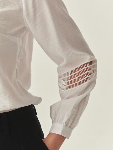 TATUUM Μπλούζα σε λευκό