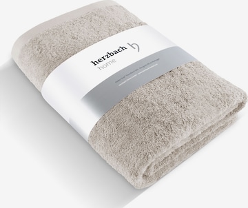 Serviette de douche Herzbach home en beige : devant