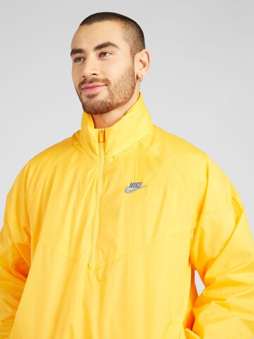Nike Sportswear Prehodna jakna 'Windrunner' | rumena barva