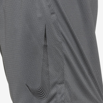 Regular Pantalon de sport NIKE en gris