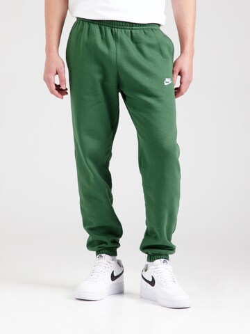 Nike Sportswear Tapered Παντελόνι 'Club Fleece' σε πράσινο: μπροστά
