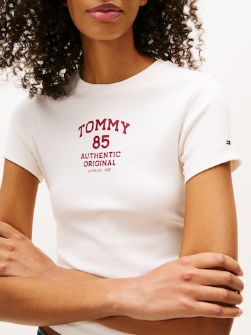 Tricou de la Tommy Jeans pe alb