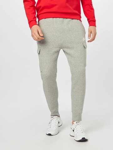 Effilé Pantalon cargo 'Club' Nike Sportswear en gris : devant