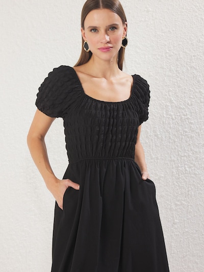 Trendyol Robe en noir, Vue avec produit