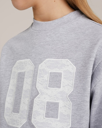 WE Fashion Платье в Серый