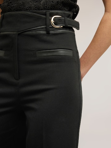 Wide leg Pantaloni di MOTIVI in nero