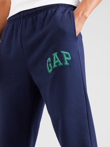 Tapered Pantaloni de la GAP pe albastru