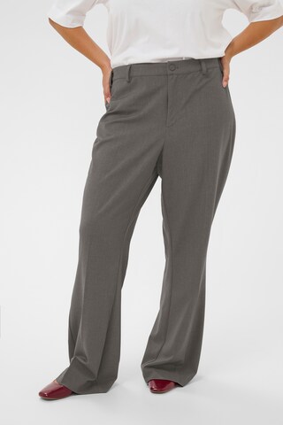KAFFE CURVE Flared Broek in Grijs: voorkant