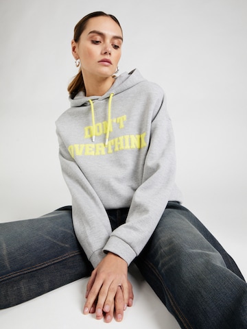 Sweat-shirt QS en gris : devant