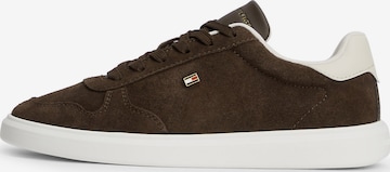 Baskets basses TOMMY HILFIGER en marron : devant