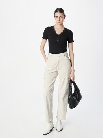 ABOUT YOU T-Shirt 'Joline' in Schwarz