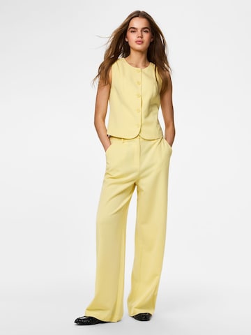 Gilet 'PCKAMIL' PIECES en jaune