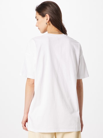 ONLY - Camiseta talla grande 'ONLDAISY' en blanco