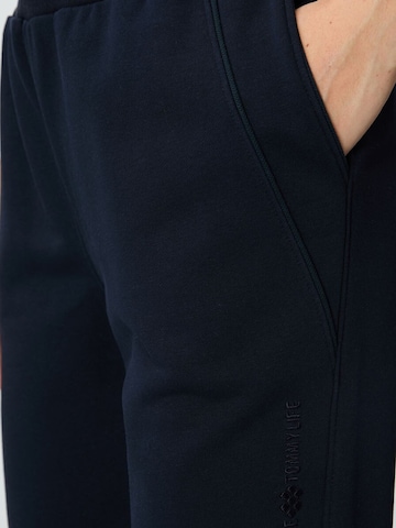 Tommy Life Tapered Sportbroek in Blauw