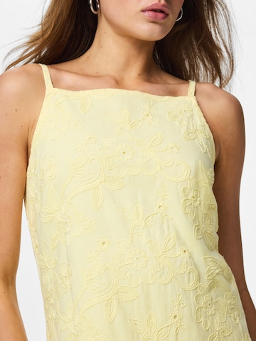 Robe PIECES en jaune