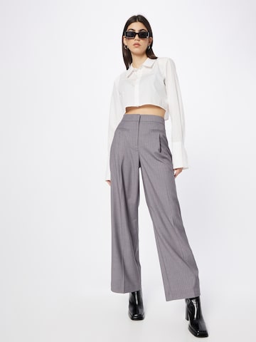 Y.A.S Regular Pleat-Front Pants 'LAURA' in Grey