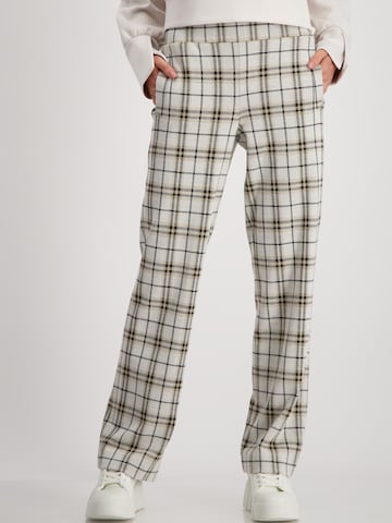 monari Regular Trousers in White: front