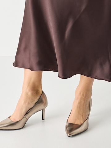 Tamaris Pumps in Gold