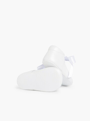 Pisamonas First-Step Shoes in White