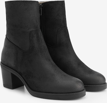 Travelin Ankle Boots in Black