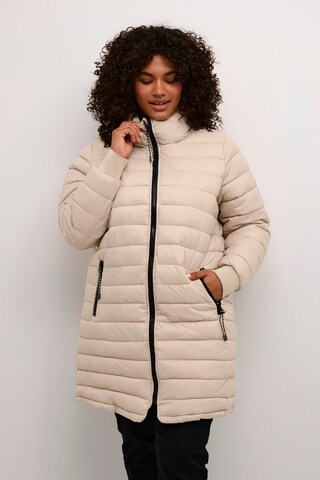 KAFFE CURVE Between-Season Jacket in Beige: front