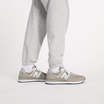 Effilé Pantalon new balance en gris