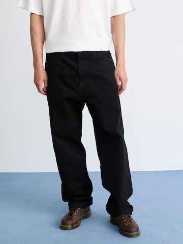 Carhartt WIP Regular Housut 'Landon' värissä musta: etupuoli